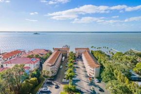 Beso del Sol Resort in Dunedin - Perfect Location & Relaxation!